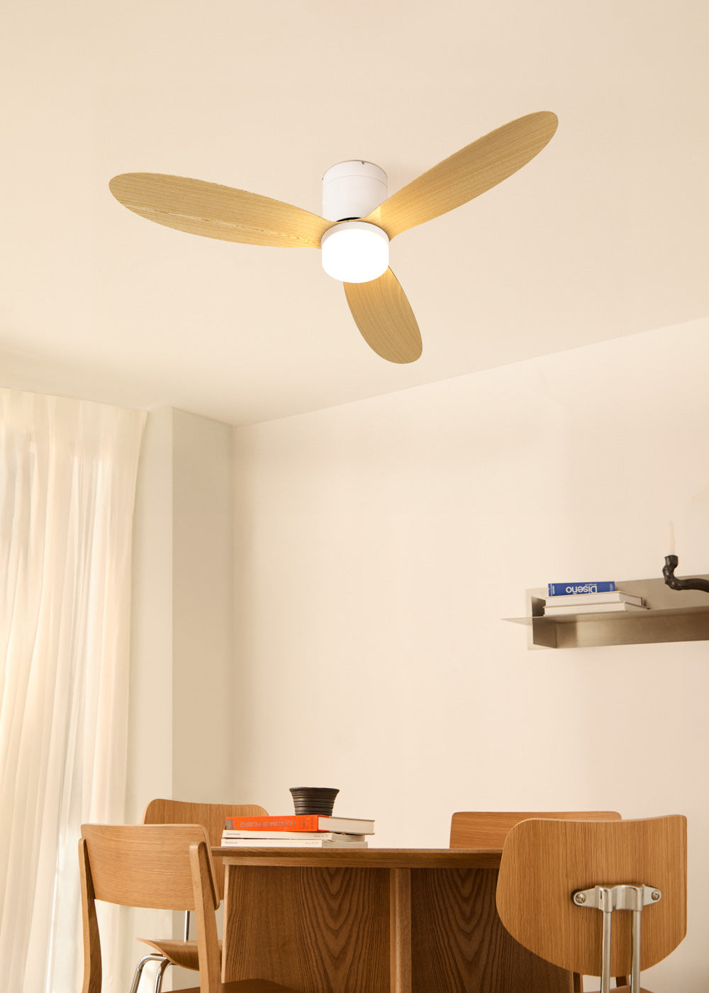 Wind Lite M - Ventilatore da soffitto silenzioso per interni ed esterni - Con luce e WIFI + telecomando - Bianco e legno chiaro