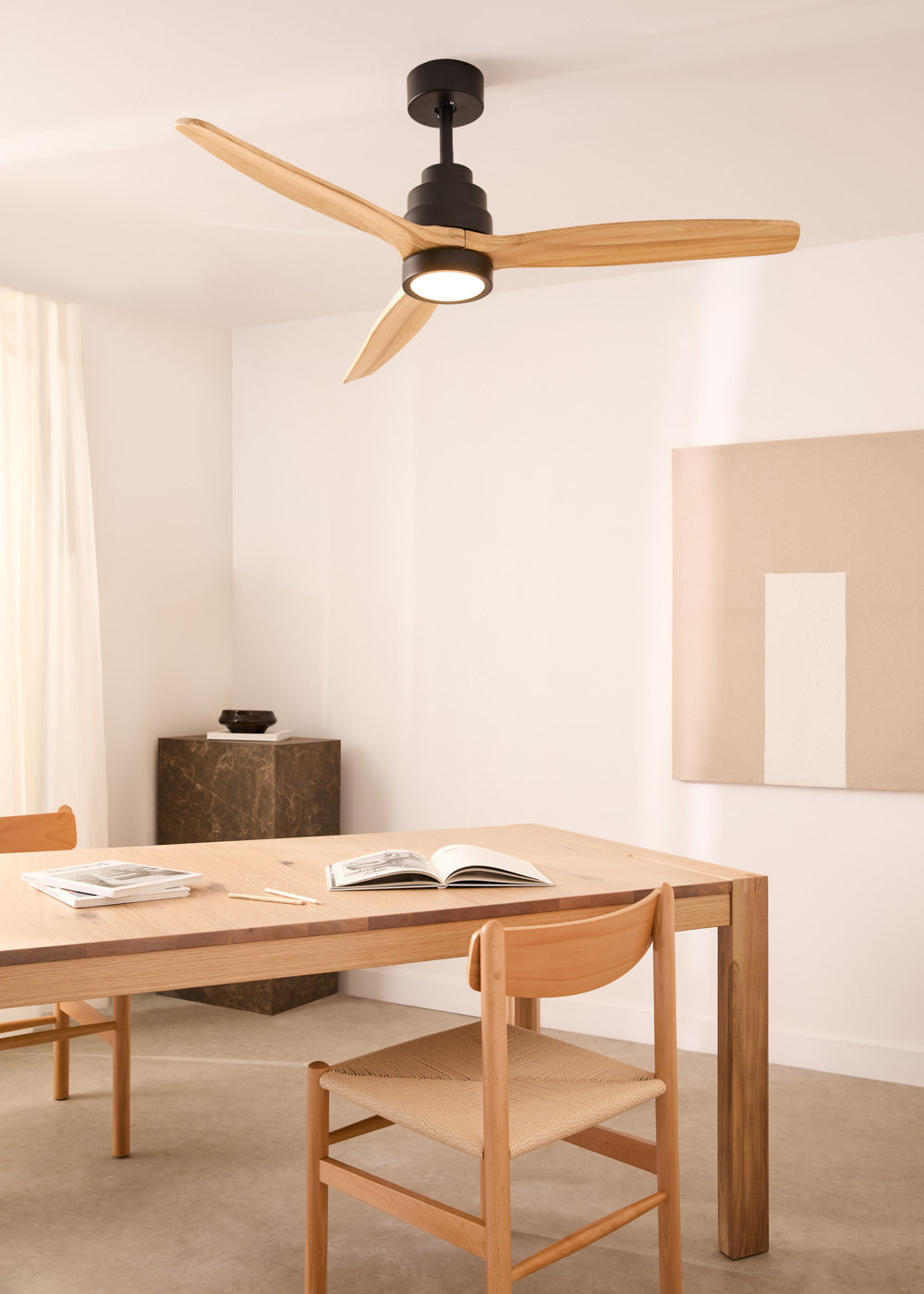 Wind Stylance M - Ventilatore da soffitto silenzioso in legno al 100% - Con luce e comando a parete - Nero e legno chiaro