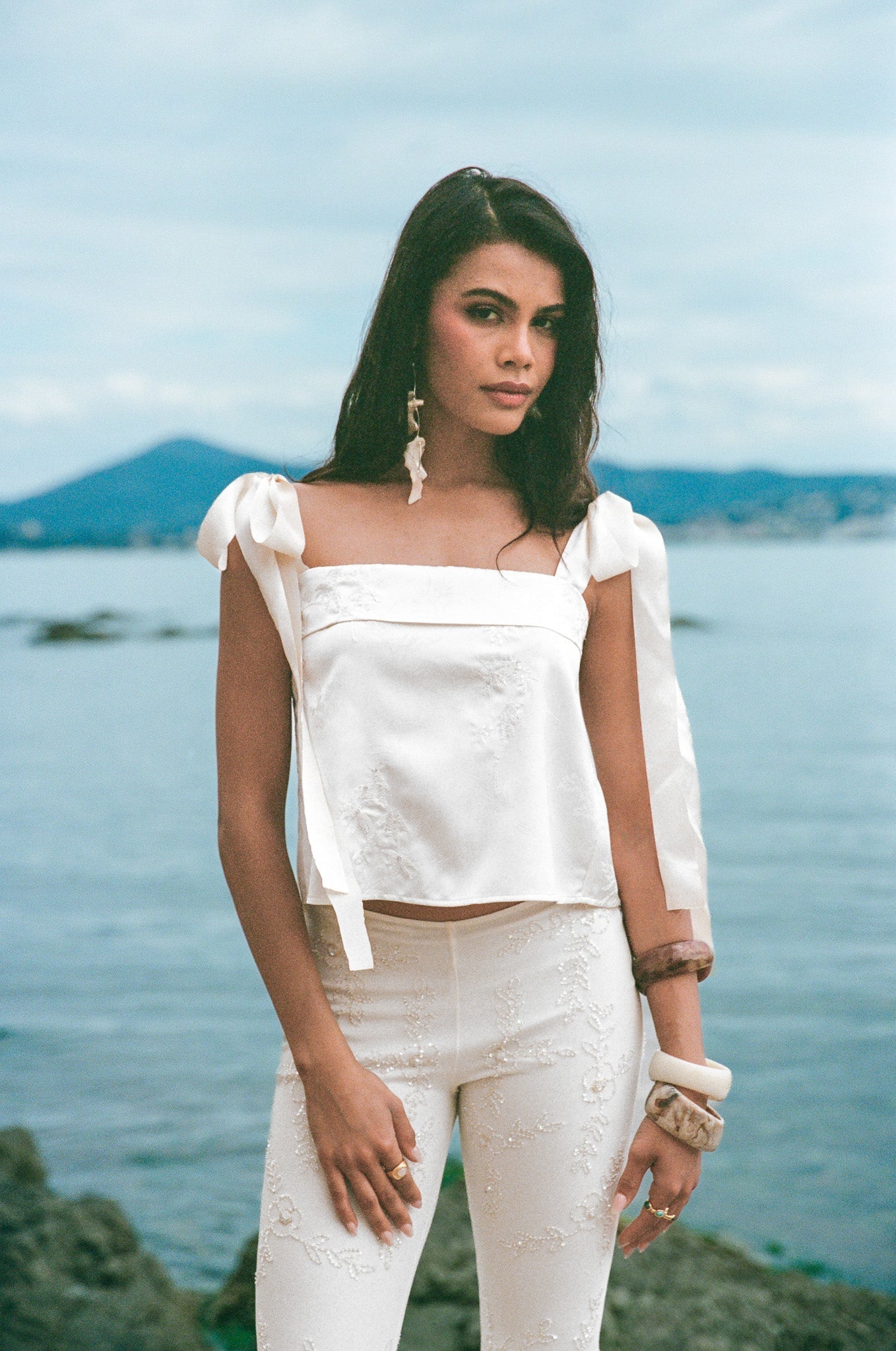 Top ricamato con schiena aperta e lacci - Beige