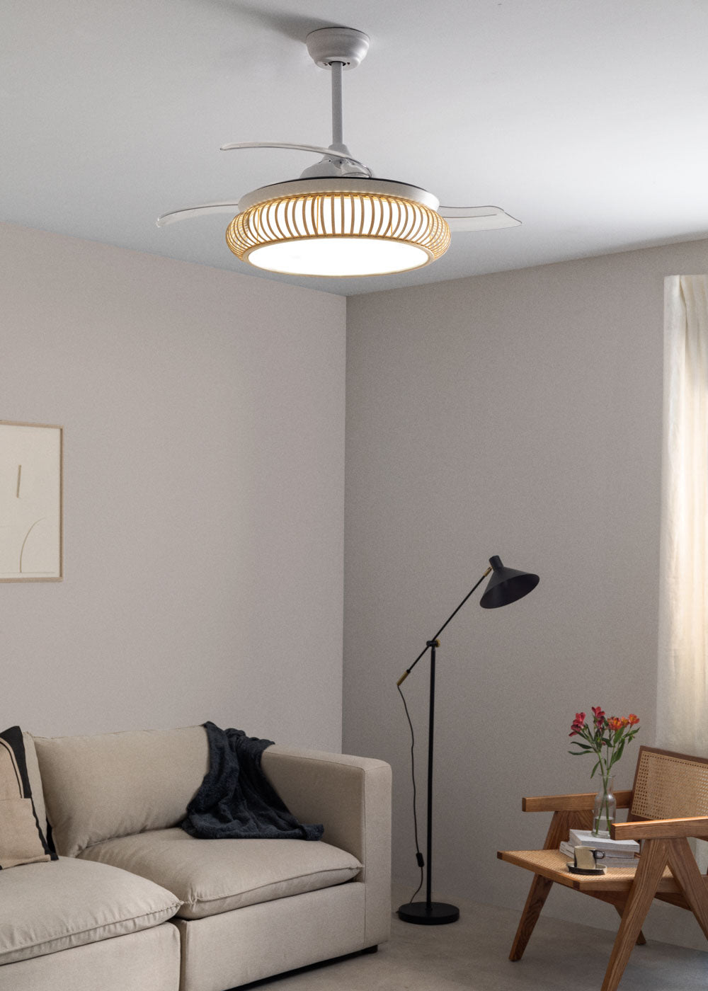 Wind Clear Rattan M - Leiser Deckenventilator mit LED-Beleuchtung und einziehbaren Lamellen - Oval