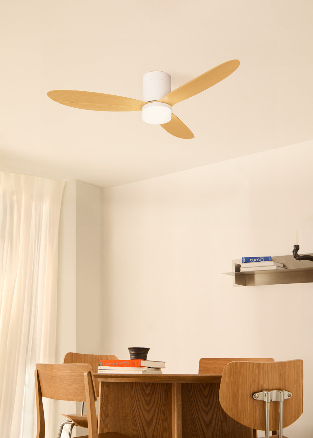 Wind Lite M - Leiser Deckenventilator für drinnen und draußen - mit Licht & Fernbedienung - Weiß & helles Holz
