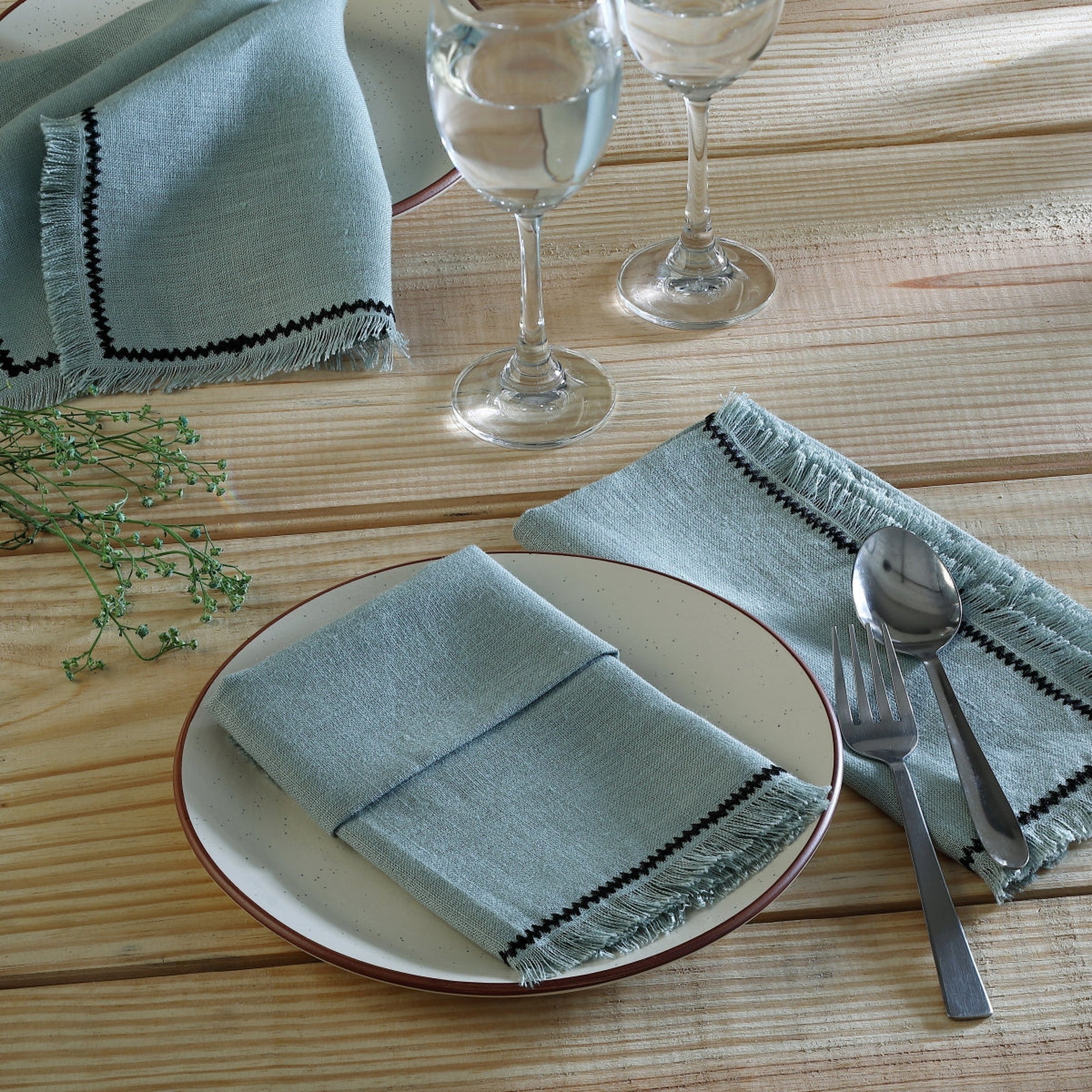 Juego De 4 Servilletas De Lino 45X45 - Gabriel - Verde Celadon / Negro