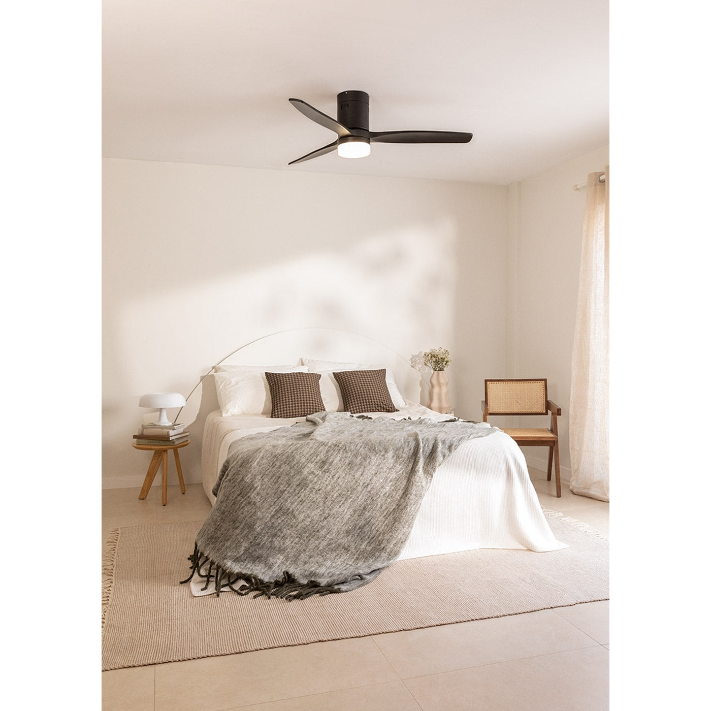 Wind Calm M - 40W Flüster-Deckenventilator mit technischen ABS-Flügeln in verschiedenen Größen - Mit Licht & Fernbedienung - Schwarz