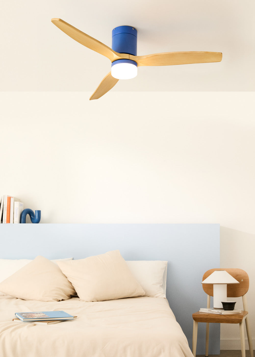 Wind Calm M - 40W Leiser Deckenventilator mit technischen ABS-Blättern in verschiedenen Größen - Mit Licht & Wandregler - Blau & Hellholz