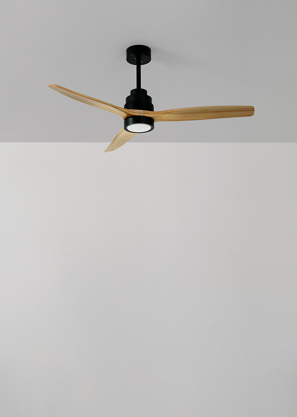 Wind Stylance M - Ventilatore da soffitto silenzioso in legno al 100% - Con luce e telecomando - Nero e legno chiaro