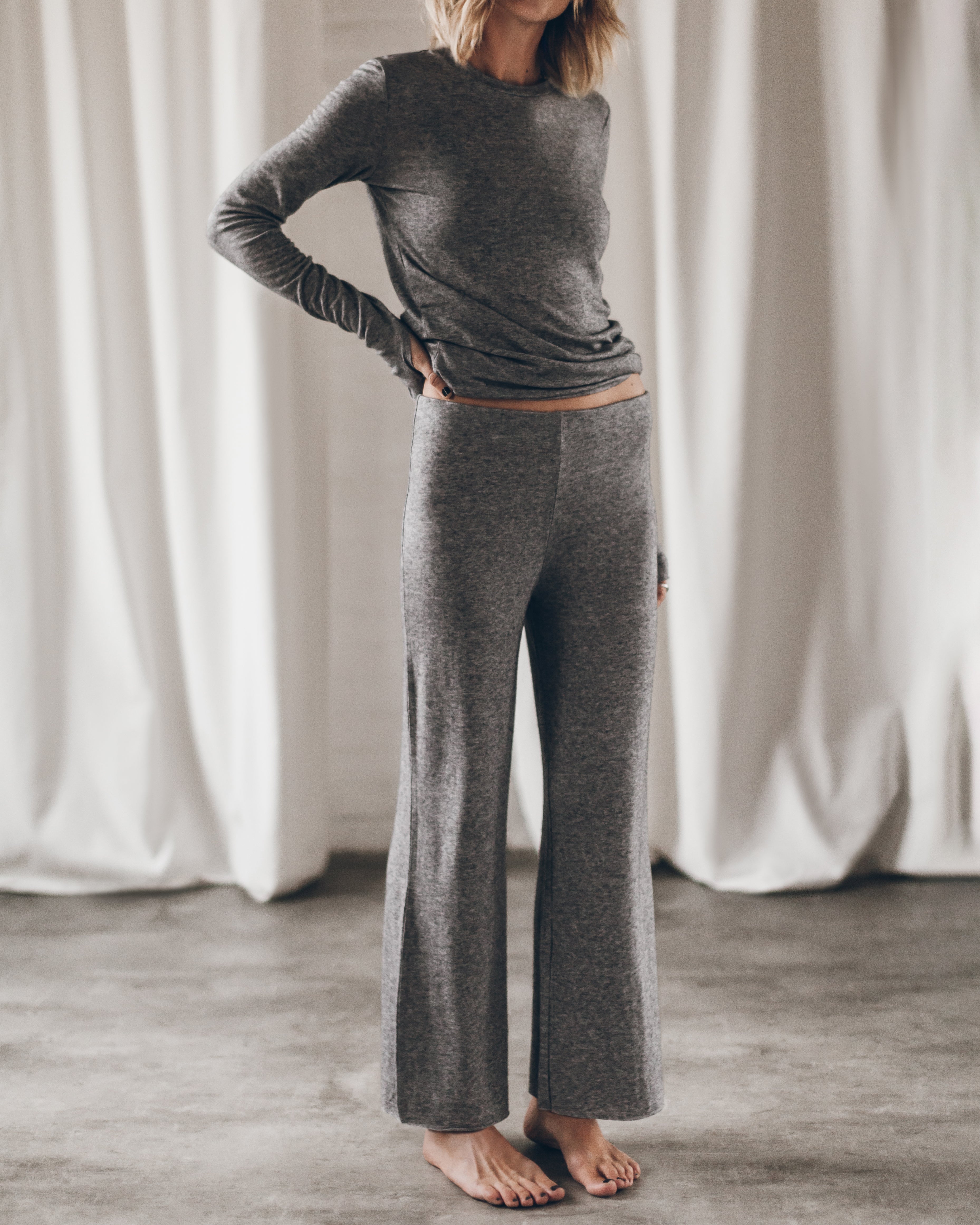 I pantaloni scuri e morbidi