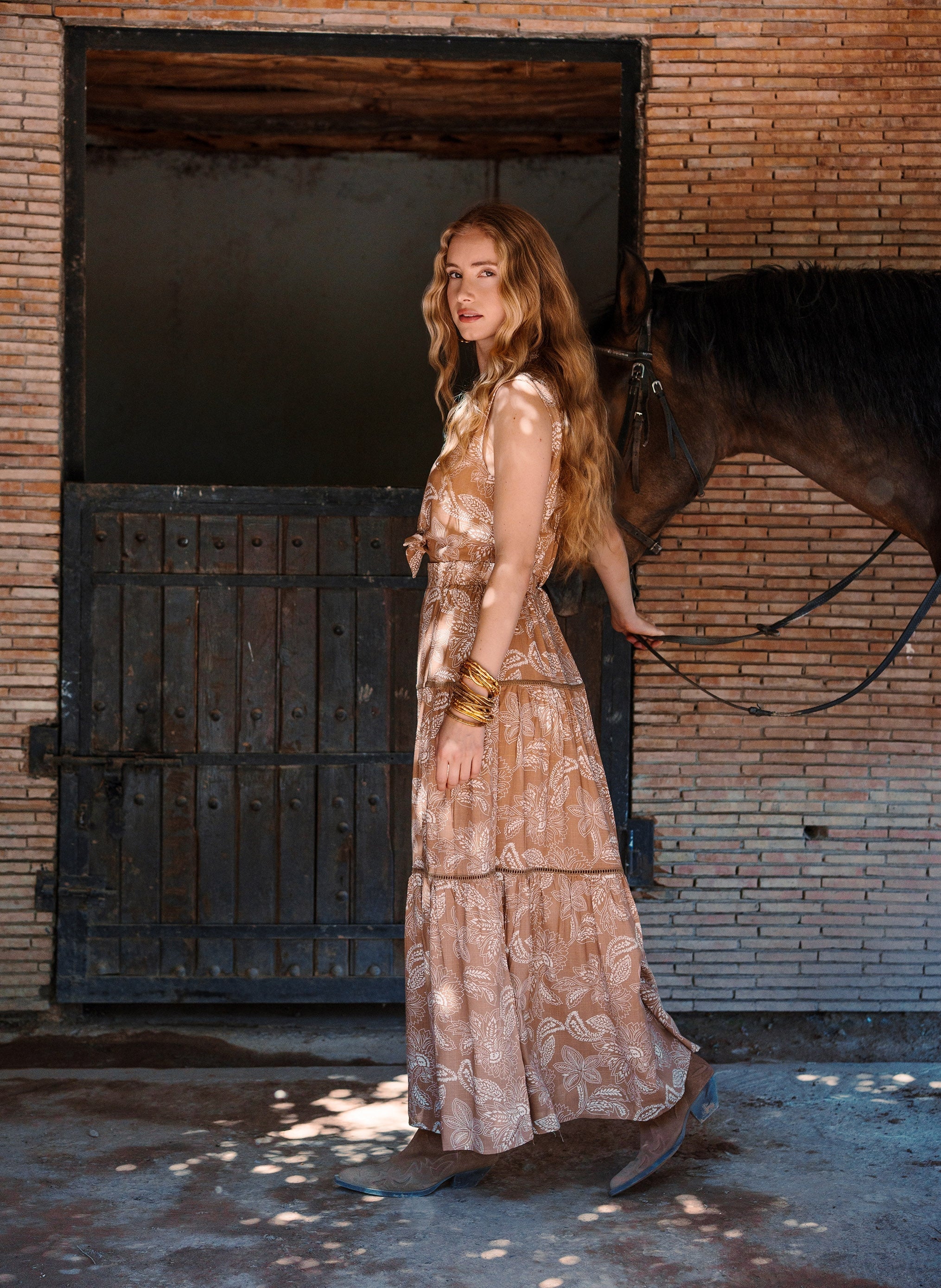 Opavia - Maxi abito beige con fiori di passione